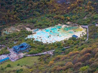 國內景區客流高位運行 黃龍創紀錄與黃果樹飽和下的管理挑戰